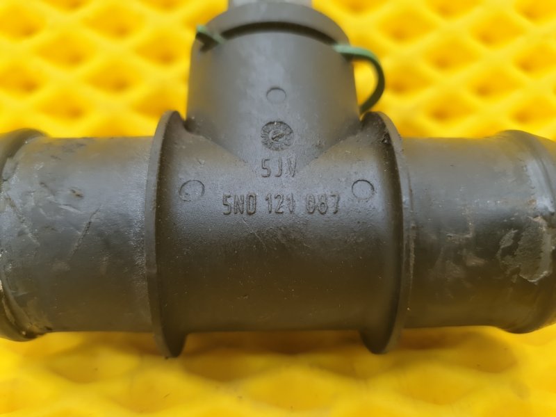 Патрубок системы охлаждения SKODA Octavia 2012