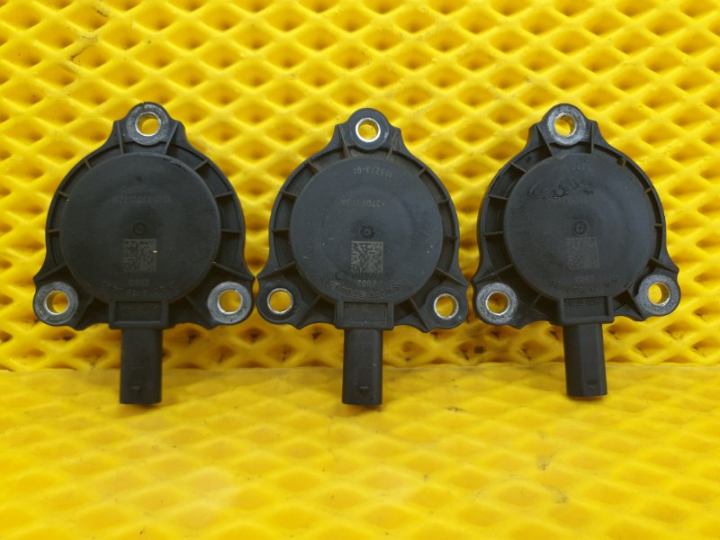 Клапан электромагнитный изменения фаз ГРМ Mercedes-Benz C-Class 2012 W204