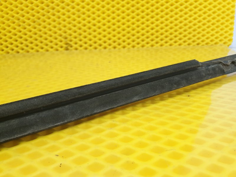 Молдинг стекла Cadillac CTS 2008 II