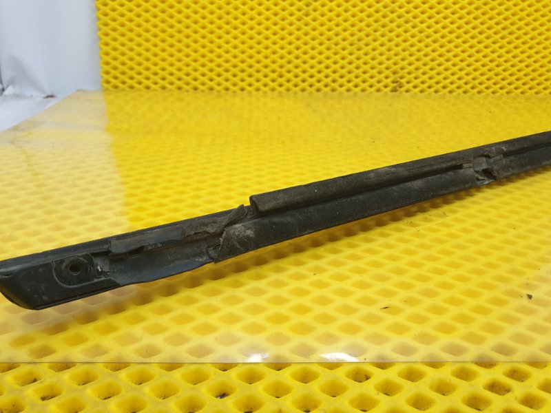 Молдинг стекла Cadillac CTS 2008 II