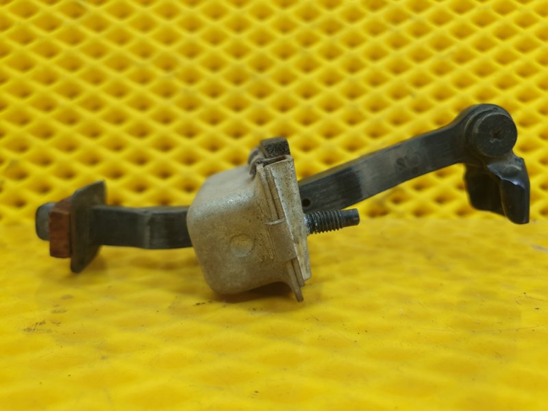 Огранечитель двери Cadillac CTS 2008 II