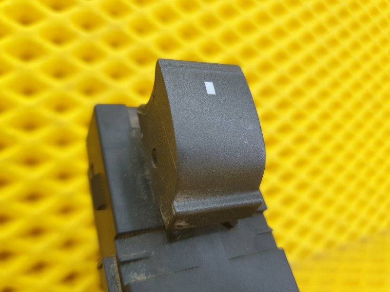 Кнопка стеклоподъемника Cadillac CTS 2008 II