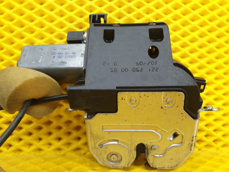 Замок крышки багажника Mercedes-Benz S-Class W221