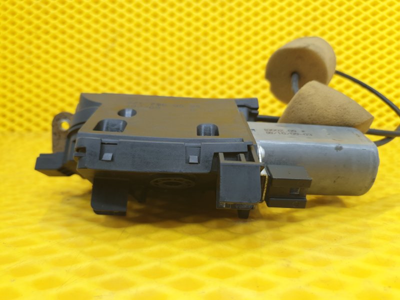 Замок крышки багажника Mercedes-Benz S-Class W221