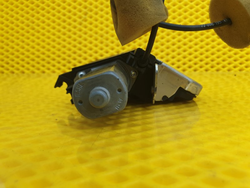 Замок крышки багажника Mercedes-Benz S-Class W221