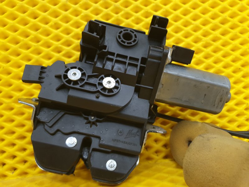 Замок крышки багажника Mercedes-Benz S-Class W221