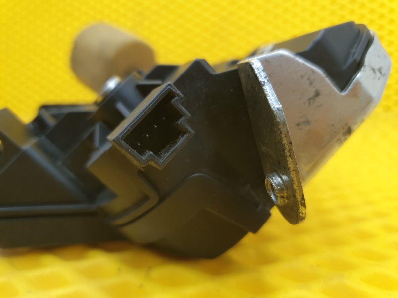 Замок крышки багажника Mercedes-Benz S-Class W221