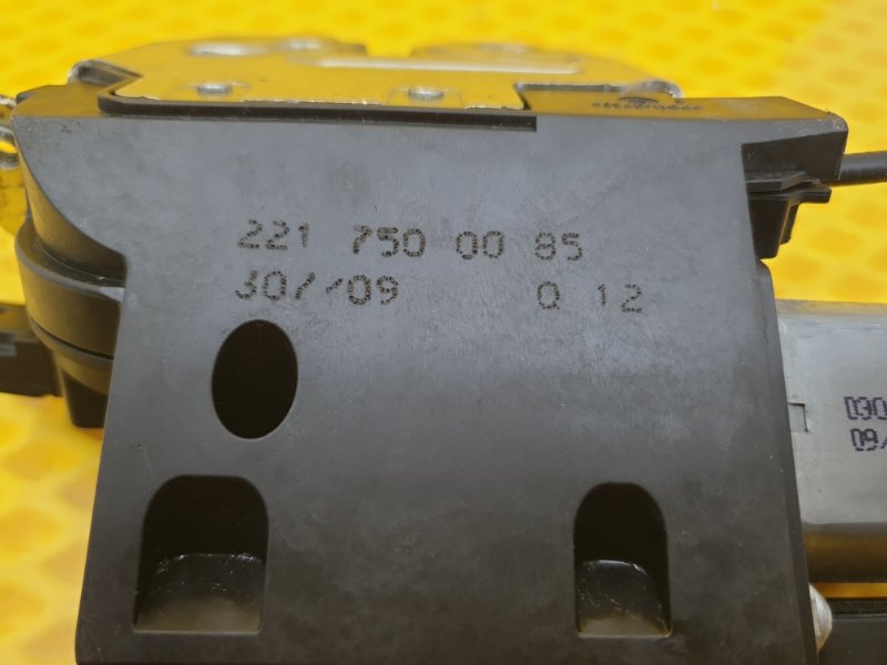 Замок крышки багажника Mercedes-Benz S-Class W221