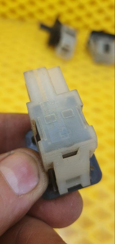 Концевик двери Mercedes-Benz E-Class 15.04.1998 W210