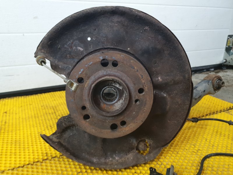 Кулак Mercedes-Benz E-Class 15.04.1998 W210