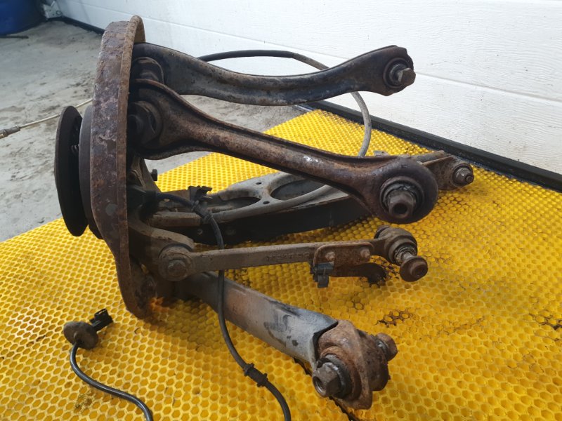 Кулак Mercedes-Benz E-Class 15.04.1998 W210