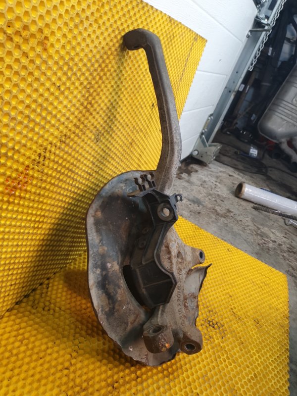 Кулак Mercedes-Benz E-Class 15.04.1998 W210