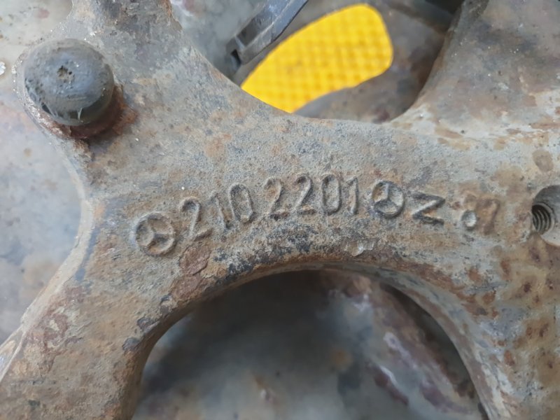 Кулак Mercedes-Benz E-Class 15.04.1998 W210