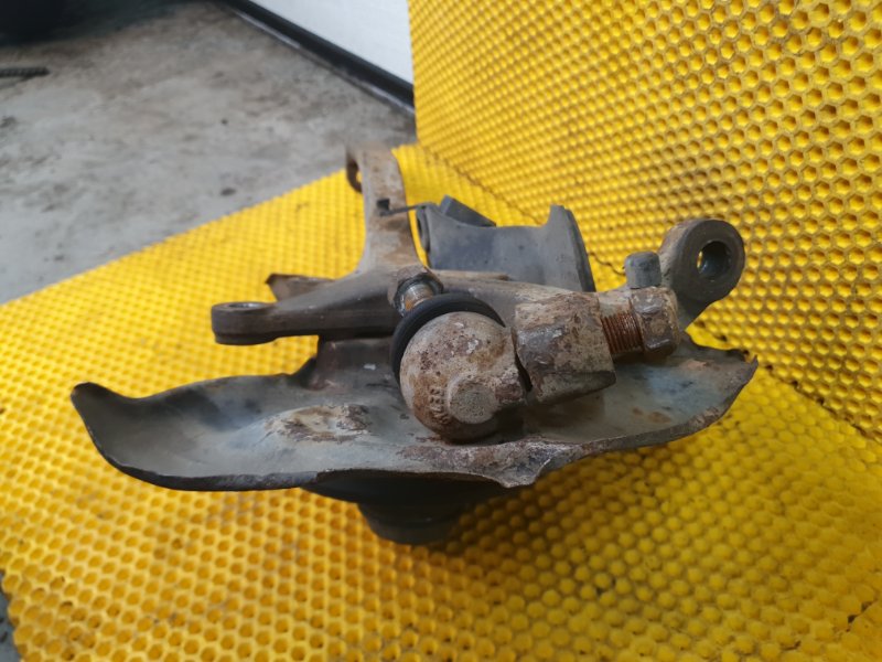 Кулак Mercedes-Benz E-Class 15.04.1998 W210