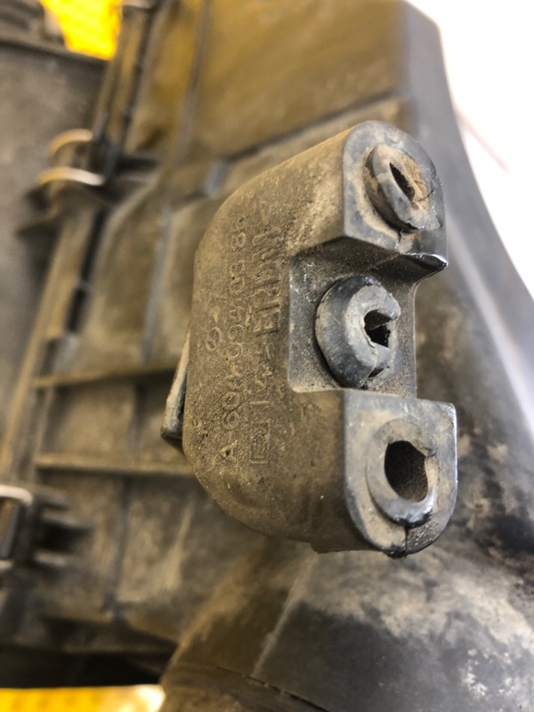 Корпус воздушного фильтра Mercedes-Benz E-Class 15.04.1998 W210