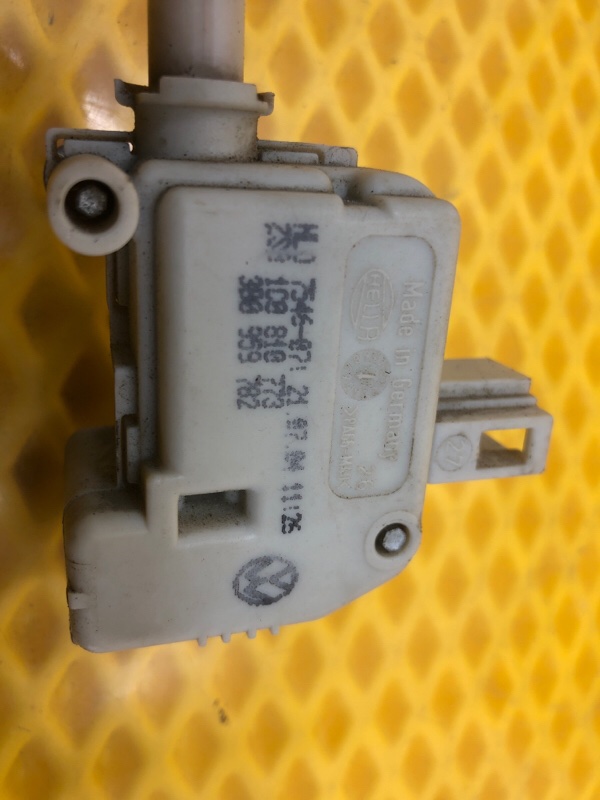 Активатор лючка бензобака Volkswagen Phaeton 2005 3D2