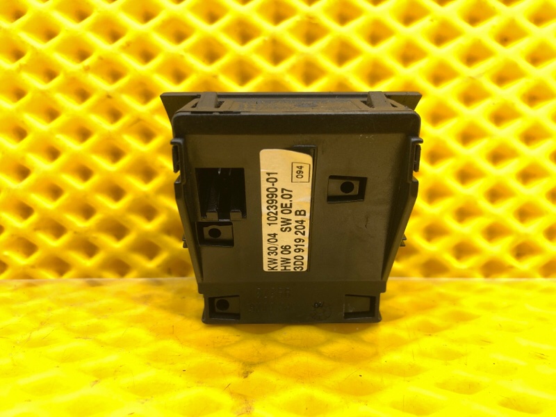 Часы Volkswagen Phaeton 2005 3D2