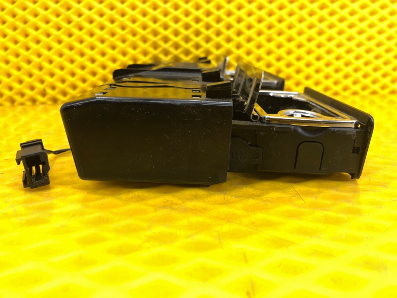 Пепельница Volkswagen Phaeton 2005 3D2