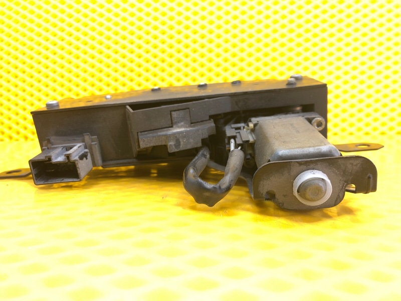 Замок крышки багажника Volkswagen Phaeton 2005 3D2