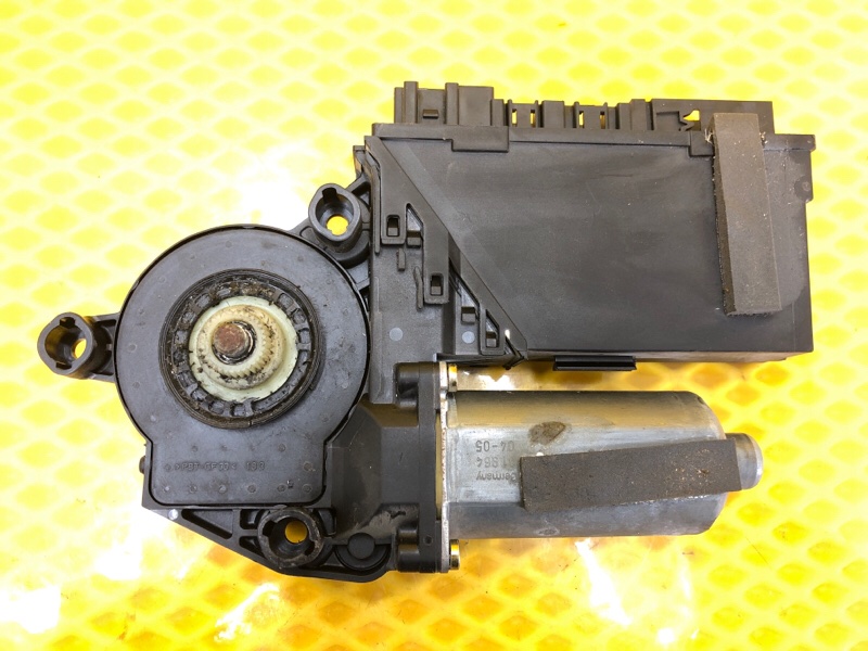 Моторчик стеклоподъемника передней левой двери Volkswagen Phaeton 2005 3D2