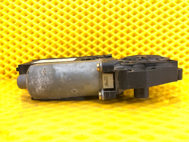 Моторчик стеклоподъемника передней левой двери Volkswagen Phaeton 2005 3D2