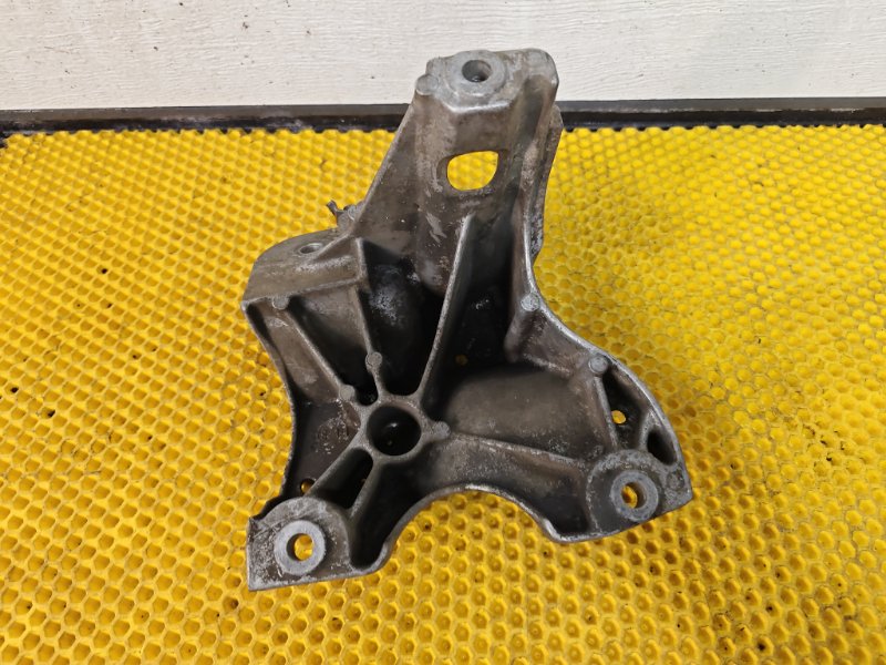 Кронштейн двигателя Volkswagen Touareg 2003 7L6