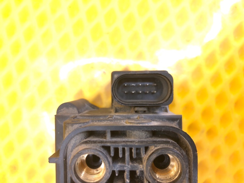 Блок клапанов пневмоподвески Volkswagen Touareg 2003 7L6