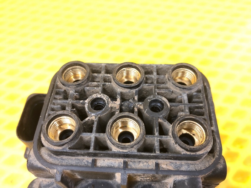 Блок клапанов пневмоподвески Volkswagen Touareg 2003 7L6