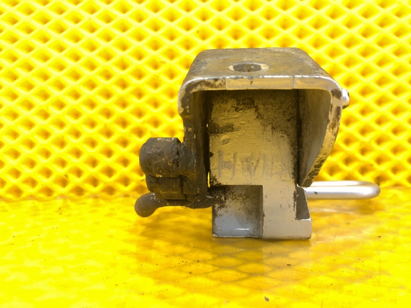 Петля двери передней левая нижняя Volkswagen Touareg 2003 7L6