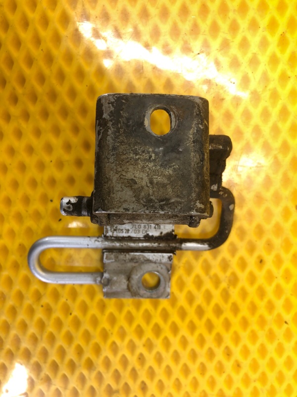 Петля двери передней левая нижняя Volkswagen Touareg 2003 7L6