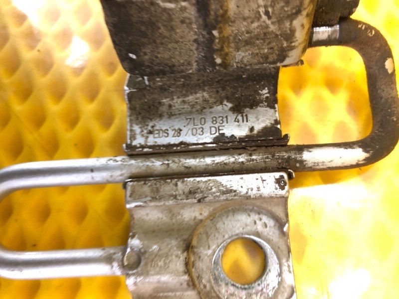 Петля двери передней левая нижняя Volkswagen Touareg 2003 7L6