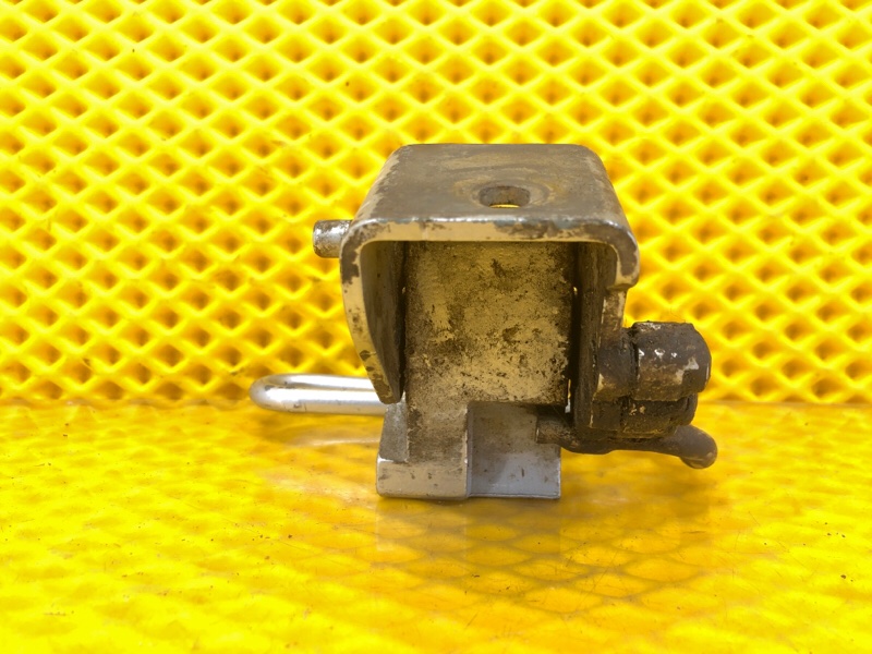 Петля двери передней правая нижняя Volkswagen Touareg 2003 7L6