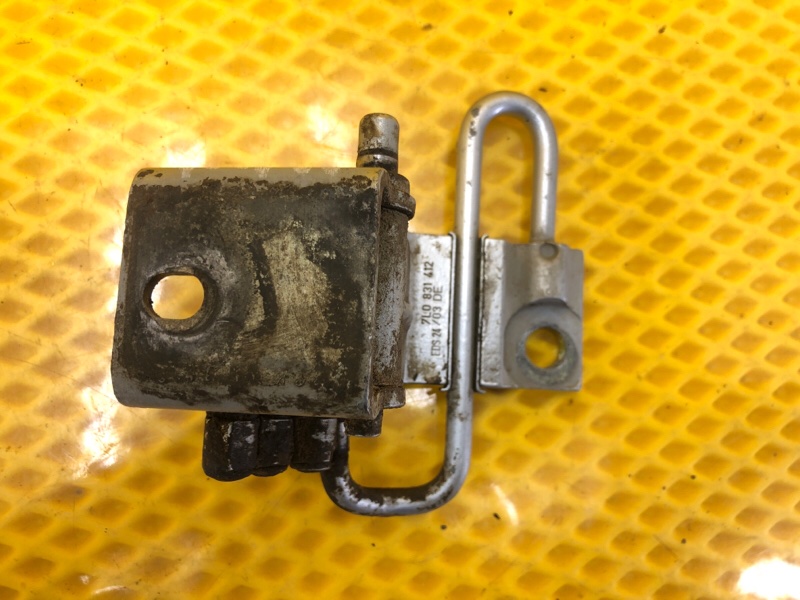 Петля двери передней правая нижняя Volkswagen Touareg 2003 7L6