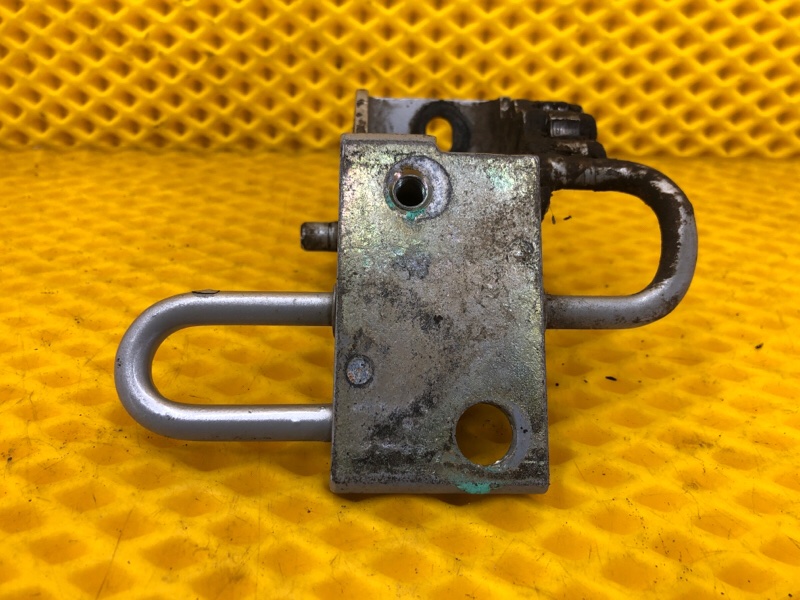 Петля двери передней правая нижняя Volkswagen Touareg 2003 7L6