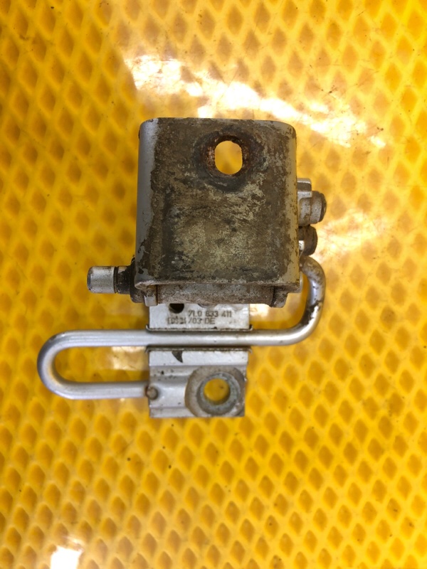 Петля двери задней левая нижняя Volkswagen Touareg 2003 7L6