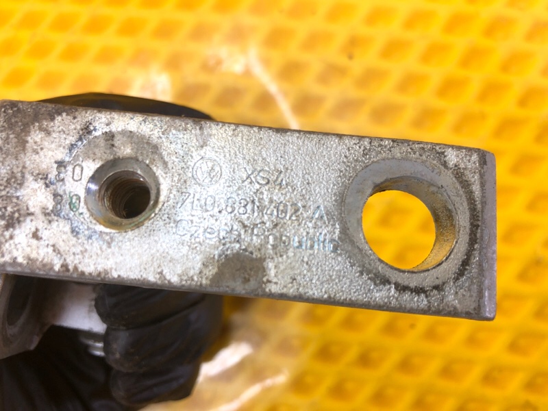 Петля двери передней правая верхняя Volkswagen Touareg 2003 7L6