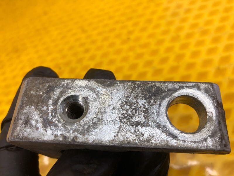 Петля двери передней левая верхняя Volkswagen Touareg 2003 7L6