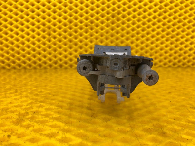 Кронштейн ручки двери задней левой Volkswagen Touareg 2003 7L6