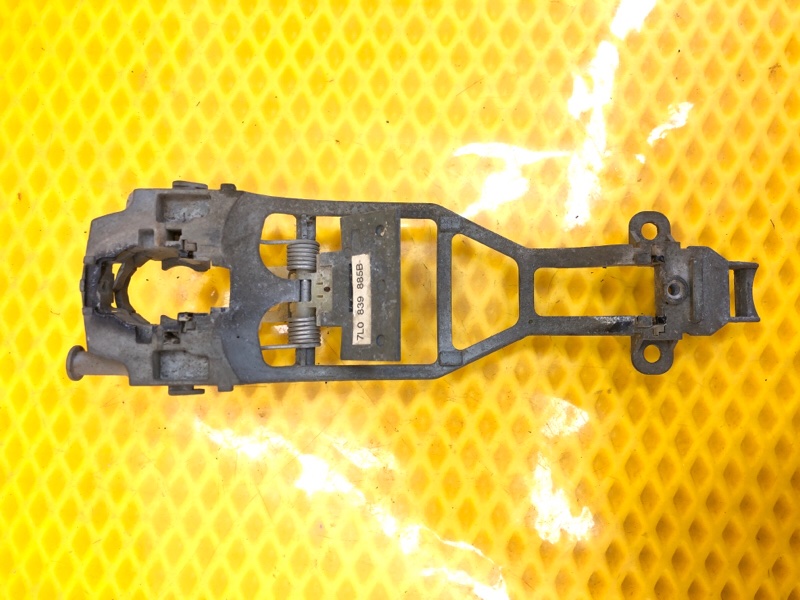 Кронштейн ручки двери задней левой Volkswagen Touareg 2003 7L6