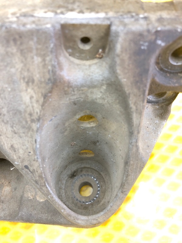 Кронштейн двигателя левый (опора) Porsche Cayenne 2008 957