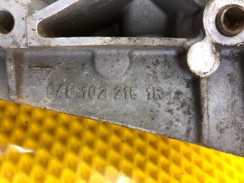 Кронштейн двигателя левый (опора) Porsche Cayenne 2008 957