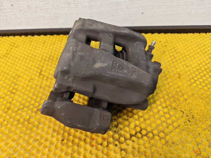 Суппорт передний правый Volkswagen Tiguan