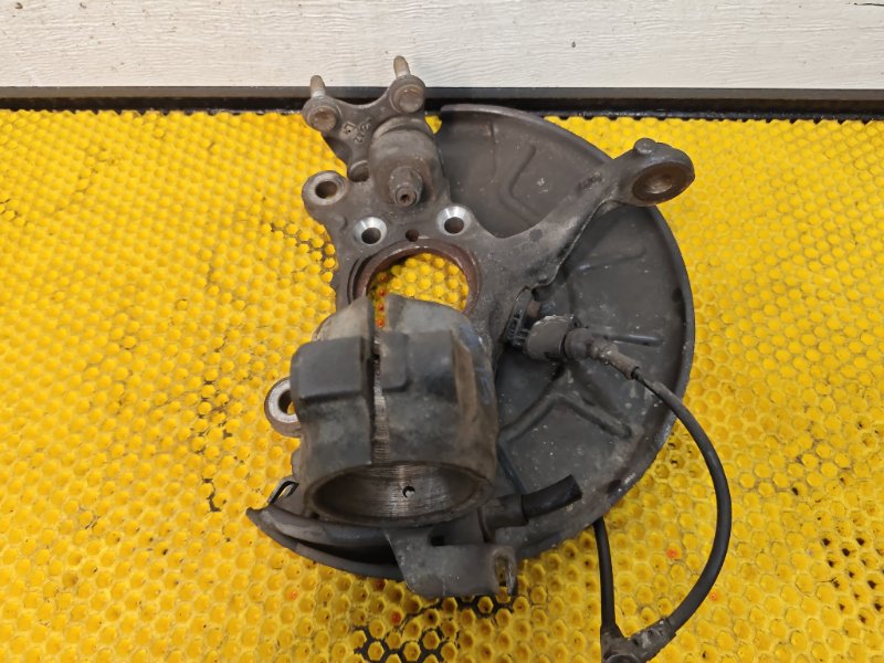 Кулак передний левый Volkswagen Tiguan