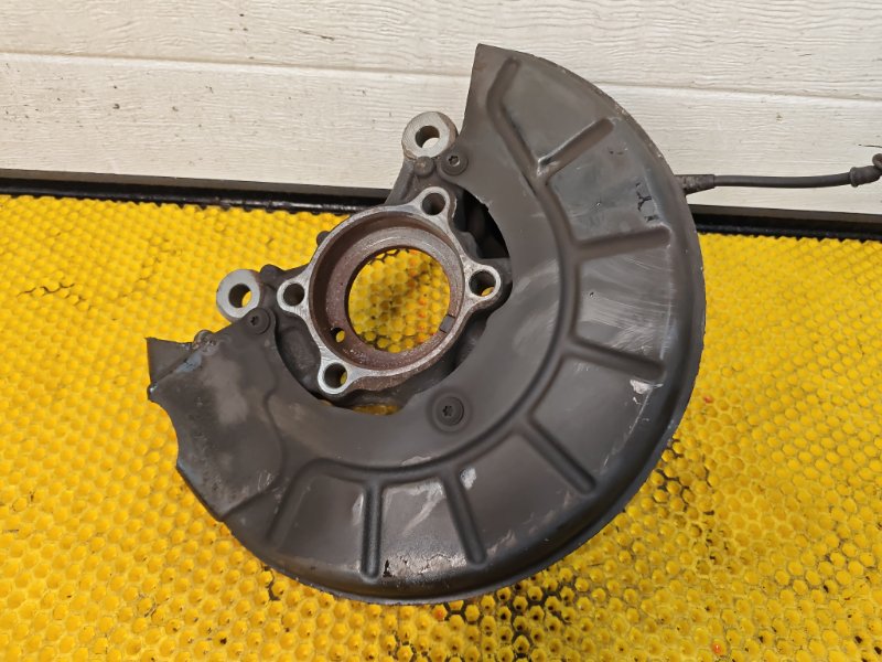 Кулак передний левый Volkswagen Tiguan