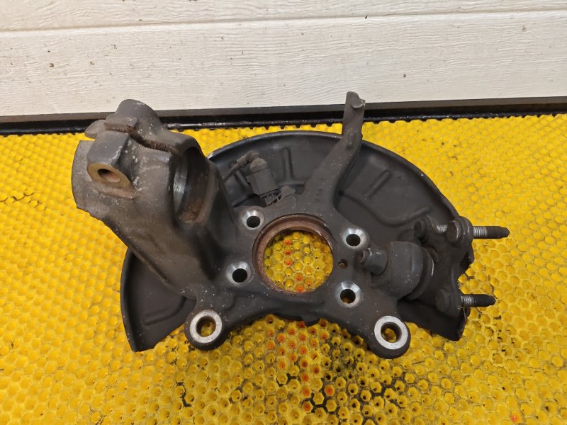 Кулак передний правый Volkswagen Tiguan