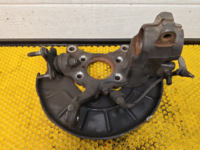 Кулак передний правый Volkswagen Tiguan