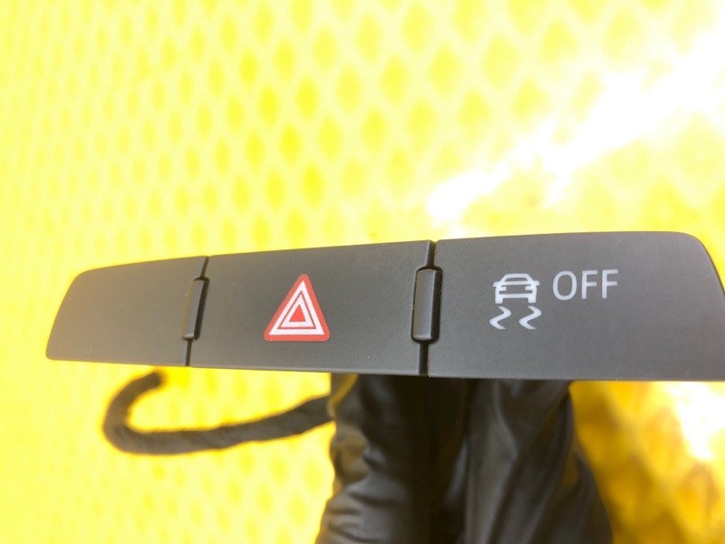 Кнопка аварийной сигнализации Audi Q7 2014 4L