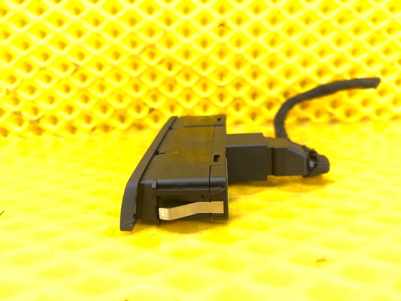 Кнопка аварийной сигнализации Audi Q7 2014 4L