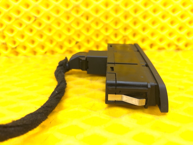 Кнопка аварийной сигнализации Audi Q7 2014 4L