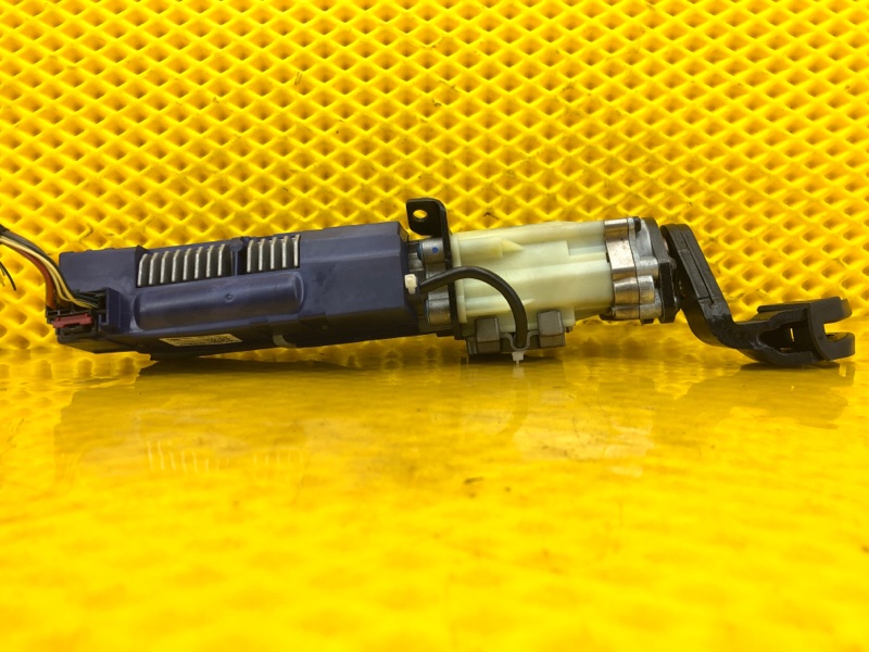 Моторчик крышки багажника Audi Q7 2014 4L